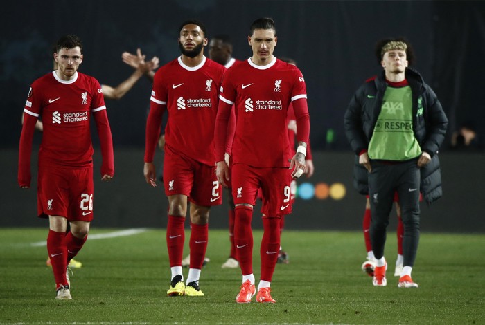 Atalanta vs Liverpool Soccer Football - Europa League - Quarter Final - Second Leg - Atalanta v Liverpool - Stadio Atleti Azzurri, Bergamo, Italy, - April 18, 2024 Liverpool's Darwin Nunez, Joe Gomez and Andrew Robertson look dejected after the match REUTERS/Alessandro Garofalo