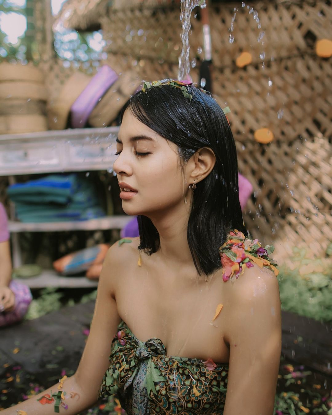 Aurelie Moeremans jalani ritual Melukat di Bali untuk kesehatan mentalnya
