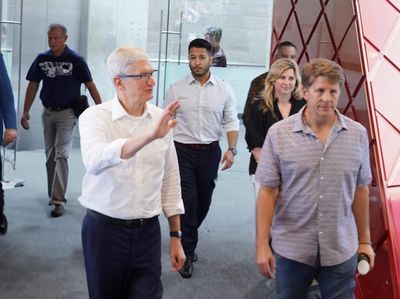 Potret Bos Apple Tim Cook Mampir ke Binus University