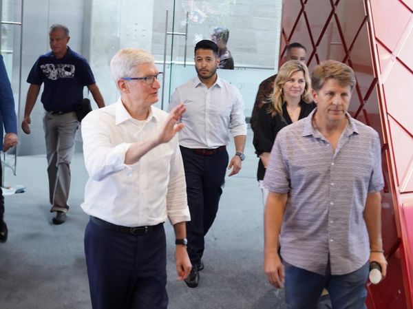 Potret Bos Apple Tim Cook Mampir ke Binus University