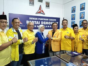 Budi Setiawan Setor Berkas Pendaftaran Pilwako Jambi ke Demokrat Budi Setiawan Setor Berkas Pendaftaran Pilwako Jambi ke Demokrat