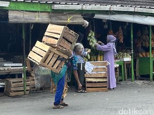 Kisah Buruh Gendong Wanita di Pasar Giwangan, Pikul Beban Setinggi Badan Kisah Buruh Gendong Wanita di Pasar Giwangan, Pikul Beban Setinggi Badan