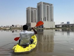 Aksi Relawan Keliling Naik Kayak Evakuasi Warga Dubai yang Terjebak Banjir
