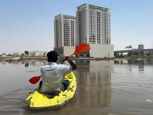 Aksi Relawan Keliling Naik Kayak Evakuasi Warga Dubai yang Terjebak Banjir Aksi Relawan Keliling Naik Kayak Evakuasi Warga Dubai yang Terjebak Banjir