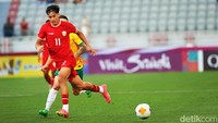 Para pemain Garuda Muda melancarkan serangan.