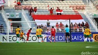 Indonesia memimpin 1-0 pada menit ke-45. Komang mencetak gol dengan sundulan, membelokkan tendangan Nathan Tjoe-A-On.