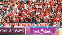 Para pendukung garuda muda juga mengibarkan bendera merah putih sebagai bentuk dukungan.