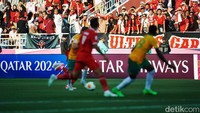 Para suporter juga meneriakkan yel-yel dukungan kepada Timnas Indonesia.