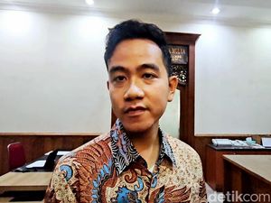 Momen Gibran Tiba di Kediaman Prabowo Jelang Penetapan KPU Momen Gibran Tiba di Kediaman Prabowo Jelang Penetapan KPU