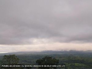 Gunung Semeru Berstatus Siaga Gunung Semeru Berstatus Siaga
