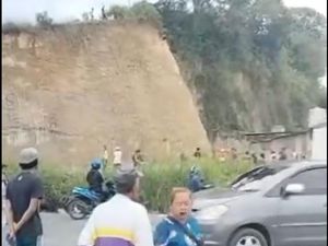 Geger Wanita Berdiri di Tebing Karo, Mau Bunuh Diri gegara Diceraikan Suami Geger Wanita Berdiri di Tebing Karo, Mau Bunuh Diri gegara Diceraikan Suami
