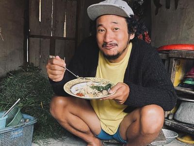 Isa Bajaj Senang Belanja ke Pasar hingga Makan Makanan Ndeso