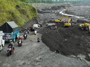 Jalur Piket Nol Lumajang Dibuka Usai Sempat Tertimbun Material Longsor Jalur Piket Nol Lumajang Dibuka Usai Sempat Tertimbun Material Longsor