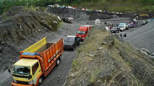 Kendaraan Mengular Akibat Tanah Longsor di Lumajang