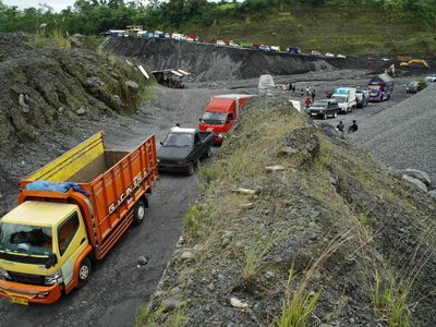Kendaraan Mengular Akibat Tanah Longsor di Lumajang