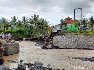 Jembatan Gondosuro Lumajang Terputus Diterjang Banjir Lahar Dingin