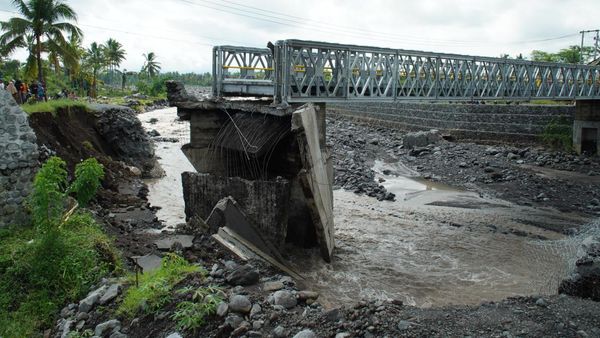 Potret Jembatan Putus Imbas Banjir Lahar Hujan Gunung Semeru