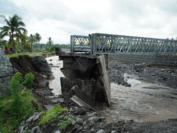 Potret Jembatan Putus Imbas Banjir Lahar Hujan Gunung Semeru