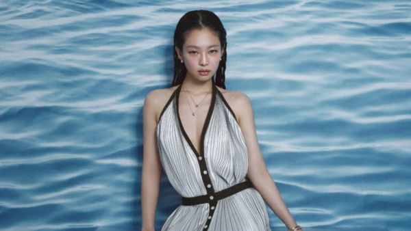 8 Gaya Seksi Jennie BLACKPINK dalam Pemotretan Chanel, Pakai Gaun Rp 549 Juta
