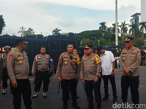 Kapolda Metro Pantau Demo 2 Massa Aksi di Patung Kuda Usai Ricuh Kapolda Metro Pantau Demo 2 Massa Aksi di Patung Kuda Usai Ricuh