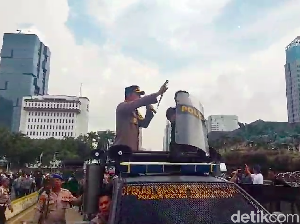 Momen Saling Lempar 2 Kelompok Massa di Patung Kuda Jakpus