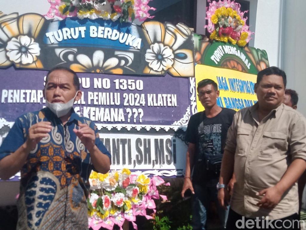 KPU Klaten Dapat Karangan Bunga dari Relawan Caleg PDIP, Ini Pesannya