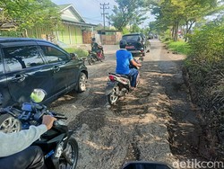 Jalan Pangeran Ratu Palembang Rusak-Berlubang, Pemotor Sering Terjatuh