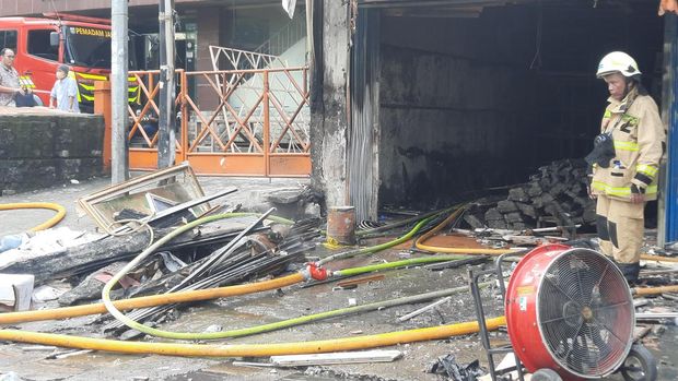 Kondisi toko bingkai yang terbakar di Mampang Prapatan