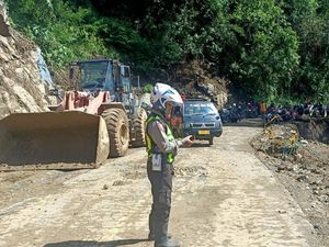 Sisa Material Longsor Mulai Dibersihkan, Piket Nol Lumajang Masih Ditutup Sisa Material Longsor Mulai Dibersihkan, Piket Nol Lumajang Masih Ditutup