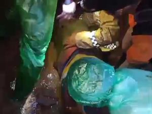 Korban Tewas Tertimpa Longsor di Pronojiwo Lumajang Berhasil Dievakuasi Korban Tewas Tertimpa Longsor di Pronojiwo Lumajang Berhasil Dievakuasi