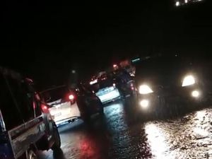 Longsor Tutup Jalur Poros Maros-Bone di Tompo Ladang, Lalu Lintas Lumpuh Longsor Tutup Jalur Poros Maros-Bone di Tompo Ladang, Lalu Lintas Lumpuh