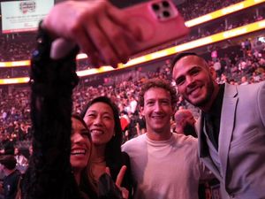 Manusia Rp 2.800 Triliun Kini Lebih Stylish Tapi Rambut Semrawut