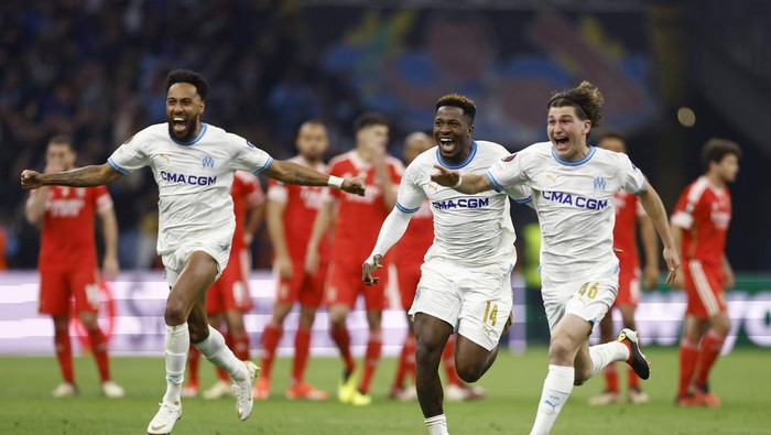Soccer Football - Europa League - Quarter Final - Second Leg - Olympique de Marseille v Benfica - Orange Velodrome, Marseille, France - April 18, 2024 Olympique de Marseilles Gael Lafont, Pierre-Emerick Aubameyang and Faris Moumbagna celebrate winning the penalty shootout REUTERS/Christian Hartmann