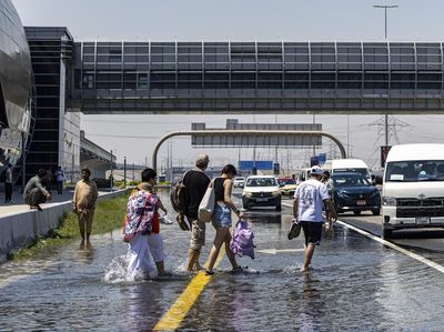 Mobil Terjebak Banjir di Dubai, Penumpang Keluar dan Jalan Kaki