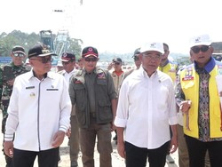 Momen Wabup Sukabumi-Menko PMK di Lokasi Longsor Tol Bocimi Km 64
