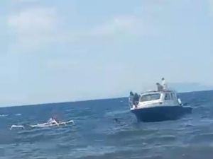 Perahu Muat Siswa yang Hendak Ujian Tenggelam di Laut Perahu Muat Siswa yang Hendak Ujian Tenggelam di Laut