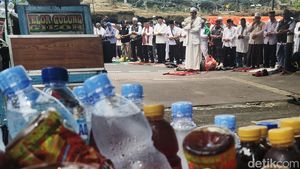 Massa Aksi Sengketa Pilpres Salat Jumat di Patung Kuda