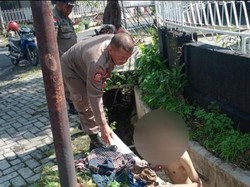 Berendam di Selokan Jalan Cipunegara, Pria ODGJ Dievakuasi