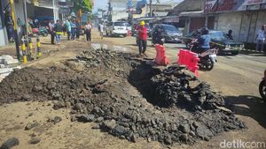 Aspal Jalan Ranugrati Malang Ambles Imbas Pipa PDAM Bocor