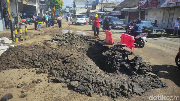 Aspal Jalan Ranugrati Malang Ambles Imbas Pipa PDAM Bocor