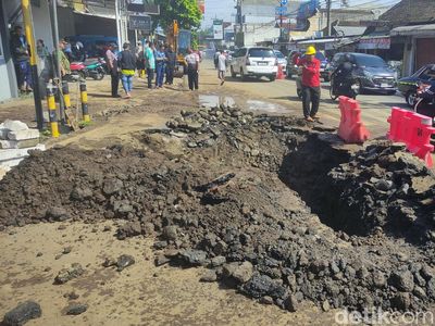 Aspal Jalan Ranugrati Malang Ambles Imbas Pipa PDAM Bocor