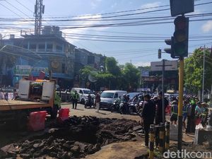 Pipa PDAM Bocor, Aspal Jalan Ranugrati Malang Ambles Pipa PDAM Bocor, Aspal Jalan Ranugrati Malang Ambles