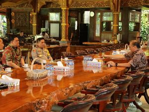 Keluarga Besar Polda Metro Sowan ke Eks Kapolri Jenderal Sutanto Keluarga Besar Polda Metro Sowan ke Eks Kapolri Jenderal Sutanto