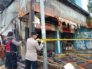 Toko Bingkai TKP Kebakaran di Mampang Dipasang Garis Polisi