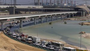 Potret Kemacetan Panjang di Dubai Gegara Jalan Terendam Banjir