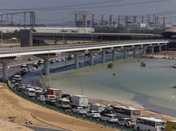 Potret Kemacetan Panjang di Dubai Gegara Jalan Terendam Banjir
