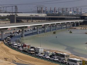 Potret Kemacetan Panjang di Dubai Gegara Jalan Terendam Banjir
