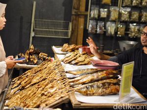 Menengok Penjual Ikan Asap di Kenjeran Surabaya Menengok Penjual Ikan Asap di Kenjeran Surabaya