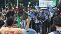 Momen Relawan Joget Oke Gas di Patung Kuda