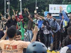 Momen Relawan Joget Oke Gas di Patung Kuda